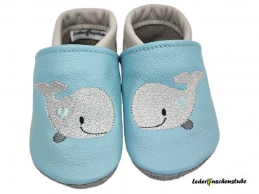 Lederpuschen babyblau-grau mit Stickerei Wal mit Herz babyblau